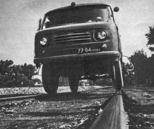 УАЗ-450 на железнодорожном ходу с целью использования его в качестве дрезины в случаях невозможности дальнейшего продвижения на штатных колесах